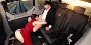 งัดควยออกมาเย็ดกันในรถ